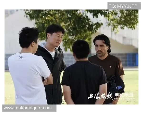 足球明星在训练场被偷拍视频引发粉丝热议与媒体关注 足球明星在训练场被偷拍视频引发粉丝热议与媒体关注